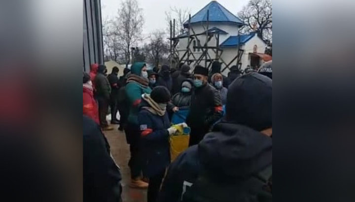 Seizure of the UOC church in Mikhalcha, Chernivtsi region. Photo: a video screenshot from the Facebook page of the Holy Dormition Church