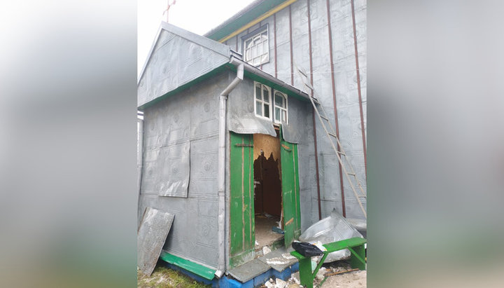 Broken doors of the forechurch of the UOC temple in Mikhalche. Photo: the Information Department of the Chernivtsi Eparchy