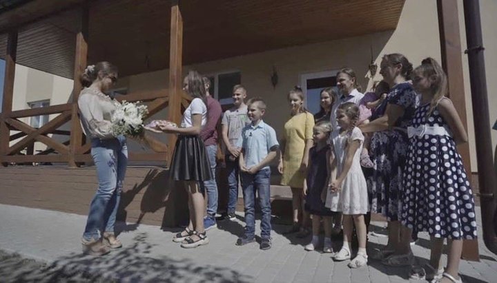 Оксана Марченко и семья Бусько. Фото: скриншот видео с YouTube-канала телеведущей