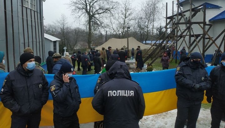 Очевидцы рассказали подробности штурма храма УПЦ в Михальче. Фото: Информационный отдел Черновицкой епархии