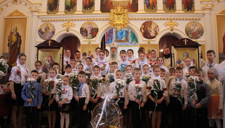 Митрополит Сергий с детьми, которые устроили концерт после богослужения. Фото: ternopil.church.ua