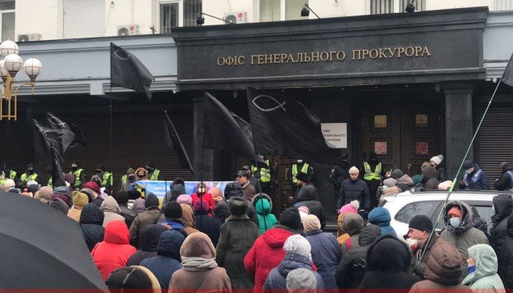 Οι υποστηρικτές του Φιλάρετου διαμαρτύρονται έξω από το γραφείο της Γενικής Εισαγγελίας. Φωτογραφία: Pavlovsky News