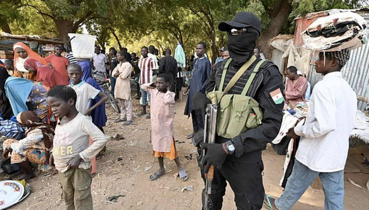 Представитель сил безопасности Нигерии защищает местных жителей от исламистов. Фото: Getty Images