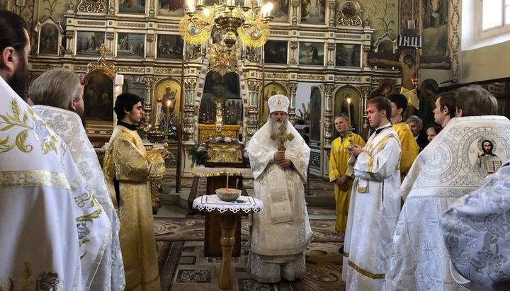 Божественная литургия в Свято-Георгиевском храме УПЦ пгт. Голобы. Фото: страница храма в Facebook