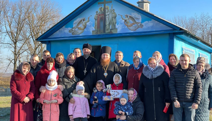 Επίσκοπος Κάμεν-Κασίρσκι με την κοινότητα UOC στο χωριό Oshchiv. Φωτογραφία: pravoslavna.volyn.ua