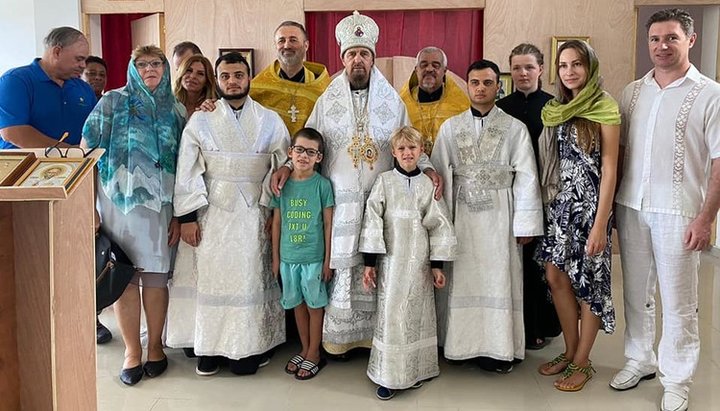 Єпископ Ворзельський Ісаакій (Андронік) і парафіяни нового храму РПЦЗ у м. Баваро. Фото: Facebook-сторінка Місії РПЦЗ в Домініканській Республіці