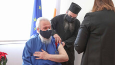 Глава Кипрской Церкви публично вакцинировался от коронавируса