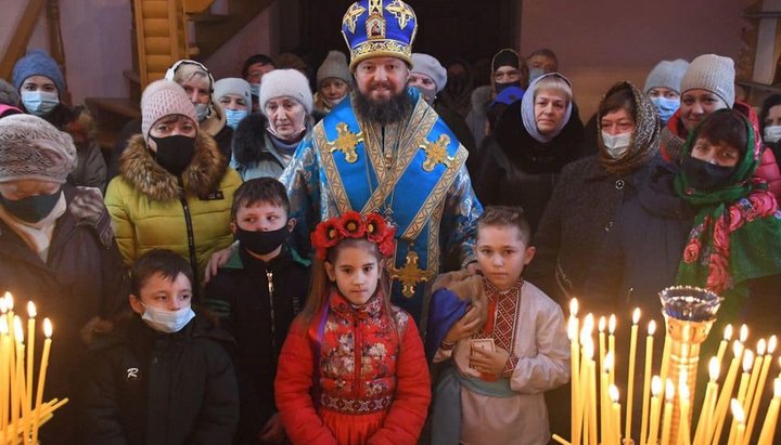 Митрополит Никодим із парафіянами нового храму на честь Почаївської ікони Божої Матері. Фото: facebook.com/MitropolitNikodim