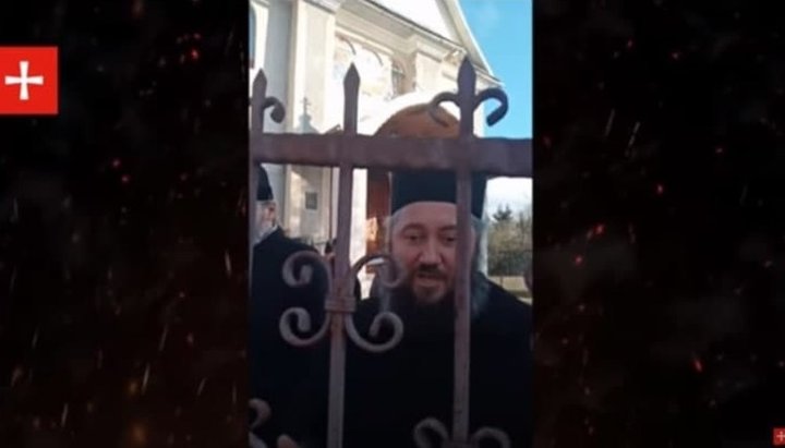 Священнослужителі і віруючі УПЦ залишаються на прихрамової території. Фото: скріншот відео з YouTube-каналу «Перший Козацький»