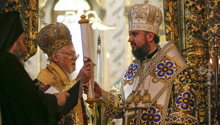 Ο Πατριάρχης Βαρθολομαίος και ο επικεφαλής της OCU Επιφάνιος. Φωτογραφία: AP/Lefteris Pitarakis
