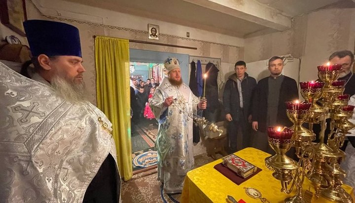 Ο επίσκοπος Κάμεν-Κασίρσκι Αθανάσιος στον προσωρινό ναό της κοινότητας UOC στο χωριό Νούινο. Φωτογραφία: pravoslavna.volyn.ua