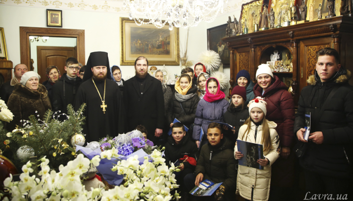 Паломники из Задубровки и Яблуновки спели колядки братии киевской Лавры. Фото: lavra.ua