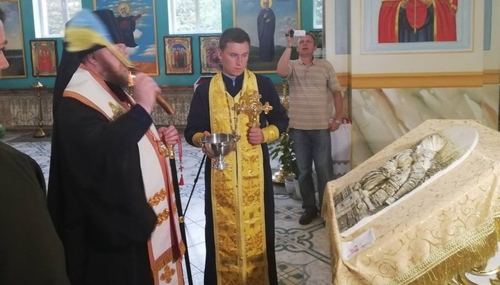 «Αγιασμός» του γύψινου ανάγλυφου «Εικόνα μνήμης παθόντων για ανεξάρτητη Ουκρανία» στον ναό της OCU στο Ζαπορίζια, 2019. Φωτογραφία: forpost.media 
