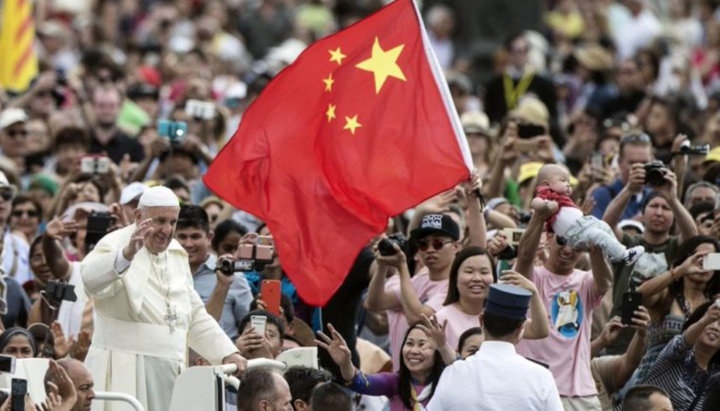 Папа римский с верующими из Китая. Фото: zerozeronews.it