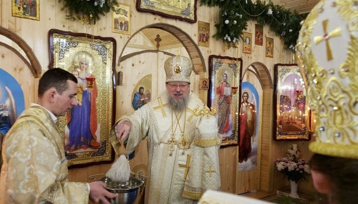 მიტროპოლიტმა მელეტმა აკურთხა დროებითი ტაძარი მიტაცებულის სანაცვლოდ. ფოტო: Facebook Черновицко-Буковинской епархии