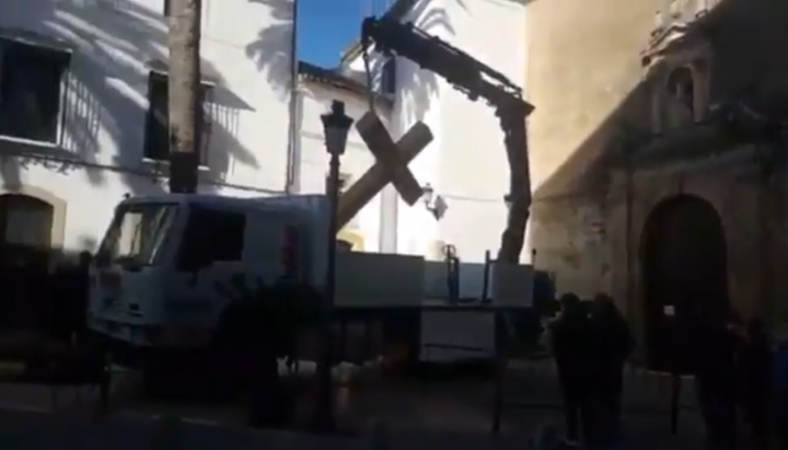 Спиляний хрест повантажили на вантажівку і відвезли на звалище. Фото: скріншот / twitter.com / LuzBelindaFE