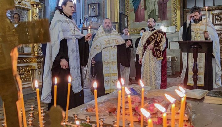 The priests of the Izium Eparchy serving a requiem for fire victims. Photo: izum.church.ua