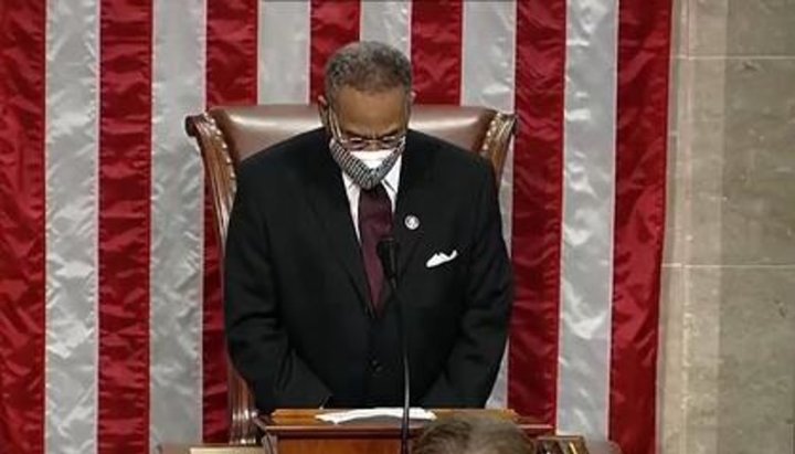 Emanuel Cleaver citind în Congresul SUA o rugăciune cu forma feminină a cuvântului 