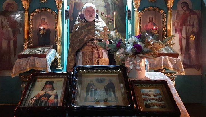 Аналой із іконою св. Луки під час проповіді настоятеля храму протоієрея Анатолія Булгакова. Фото: Скріншот публікації в розділі «Гарячі новини Харкова» в Facebook