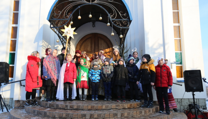 Из-за карантинных ограничений концерт провели на открытом воздухе. Фото: mliniv.church.ua