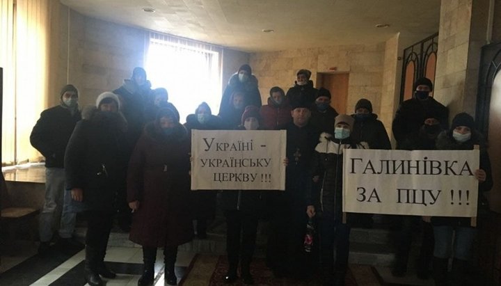 Активисты ПЦУ из Галиновки требуют ускорить перерегистрацию устава общины УПЦ. Фото: visnyk.lutsk.ua