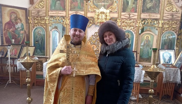 «Священик» ПЦУ позує в захопленому храмі УПЦ. Фото: сторінка Сергія Орловського у Facebook