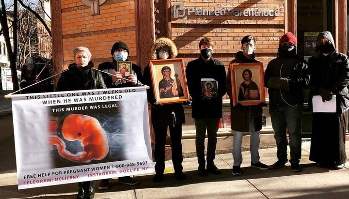 Молитовне стояння православних віруючих біля абортарію в Манхеттені. Фото: тг-канал Orthodox Christians for Life NEW YORK