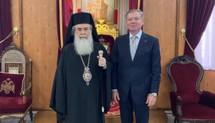 Ambasadorul Ucrainei în Israel Evghenii Korniiciuk și Patriarhul Teofil al III-lea al Ierusalimului. Imagine: israel.mfa.gov.ua