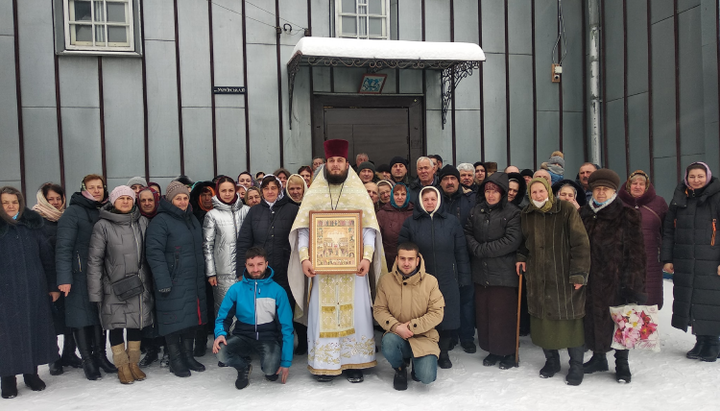 Comunitatea bisericii în cinstea Adormirii Maicii Domnului din Mihalcea. Imagine: facebook.com/orthobuk