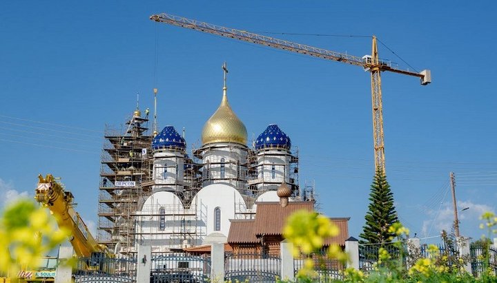 Встановлення куполів і хрестів Свято-Миколаївського храму РПЦ в Лімасолі. Фото: громада РПЦ в Лімасолі