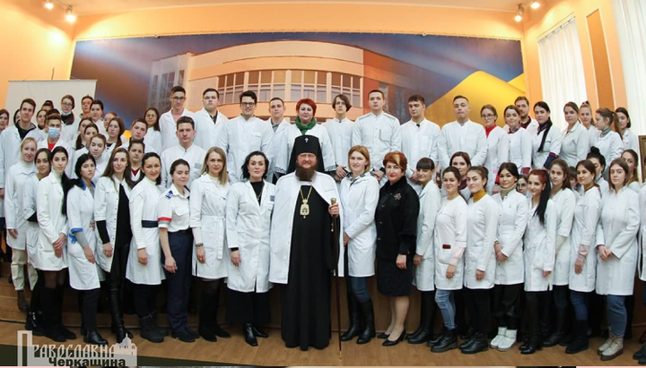 После встречи студенты попросили владыку Феодосия сфотографироваться с ними. Фото: cherkasy.church.ua