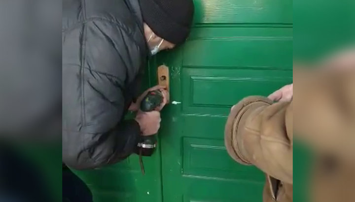 Οι υποστηρικτές της OCU κόβουν κλειδαριές στο ναό της UOC. Φωτογραφία: στιγμιότυπο οθόνης από το κανάλι YouTube