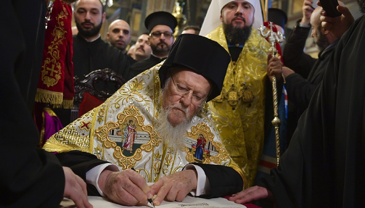 Глава Фанару патріарх Варфоломій підписує Томос для ПЦУ. Фото: president.gov.ua