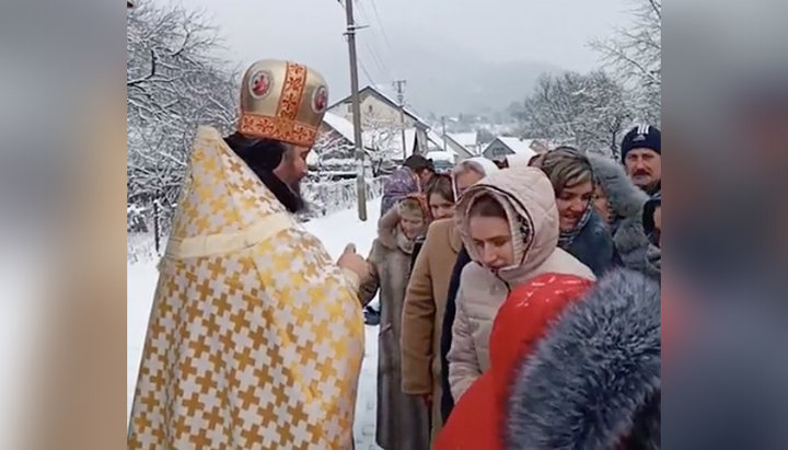 Πολλοί πιστοί της UOC ήρθαν για υπαίθρια Θ. Λειτουργία στο χωριό Ντελοβόε. Φωτογραφία: στιγμιότυπο οθόνης από το Facebook