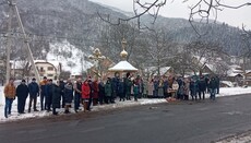 UOC community in Dilove, expelled from its church, prays in the open air