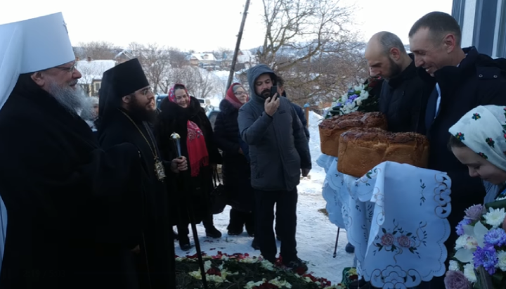 Верующие Заволоки встречают архиереев, прибывших для освящения нового храма. Фото: facebook.com/orthobuk