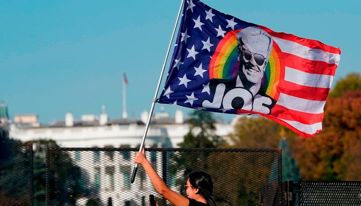 Флаг с изображением Джо Байдена. Фото: nbcwashington.com