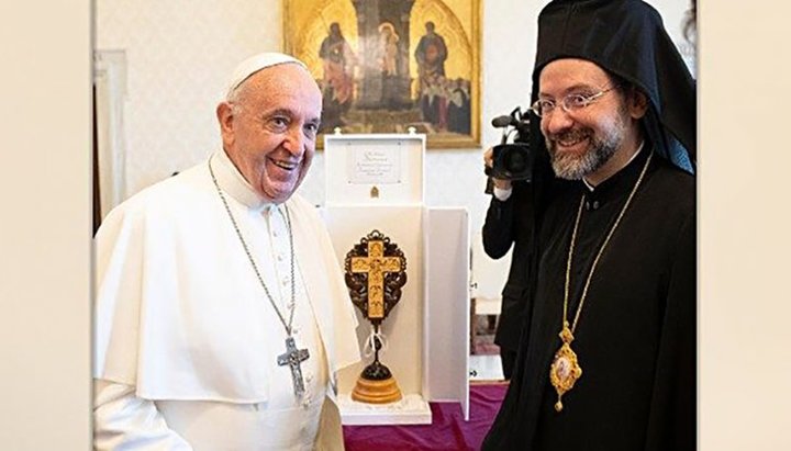Papa Francisc și Arhiepiscopul Iov (Ghecea). Imagine: catholicoutlook.org