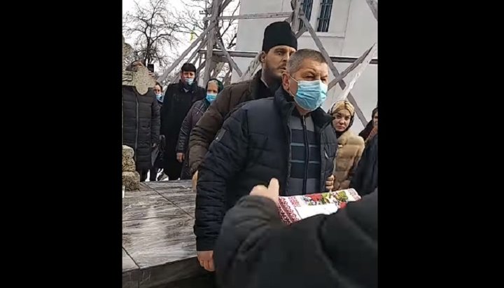 OCU activists prevent prayer and provoke conflicts. Photo: video screenshot from the Facebook page of the Chernivtsi-Bukovyna Diocese.