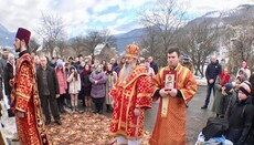 Позбавлена храму громада УПЦ в Діловому молилася на вулиці  з архієреєм