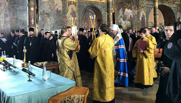 В Трапезном храме Лавры начался съезд представителей общин захваченных храмов. Фото: СПЖ