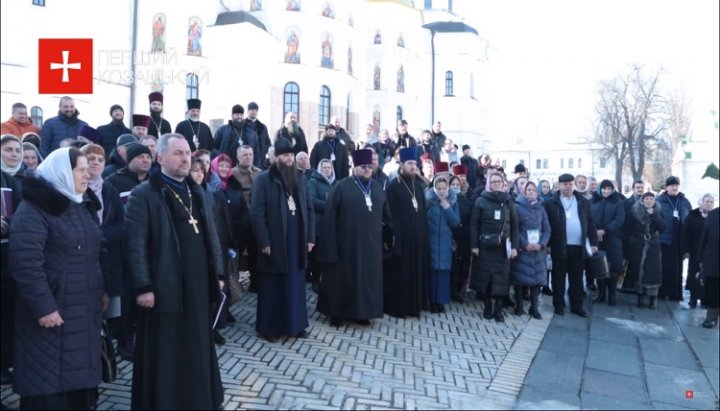 უკრაინის მართლმადიდებელი ეკლესიის მიტაცებული ტაძრების გაერთიანებების წარმომადგენელთა ყრილობის მონაწილეები კიევში 2021 წლის 21 თებერვალს. ფოტო: скриншот видео с Youtube-канала «Перший Козацький».