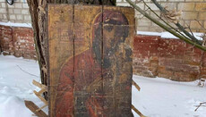 В селе на Черниговщине в стенах сгоревшей больницы нашли древние иконы