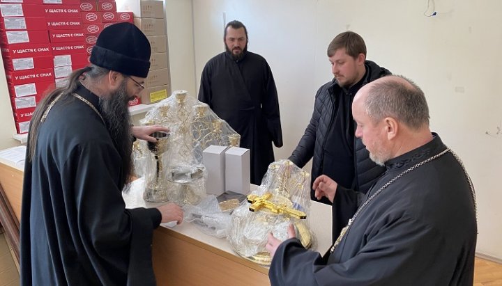 Μητροπολίτης Βαρσανούφιος χαρίζει εκκλησιαστικά σκεύη στου ηγούμενους των καταληφθέντων ναών της Επισκοπής Βίνιτσα της UOC. Φωτογραφία: eparhia.vinnica.ua