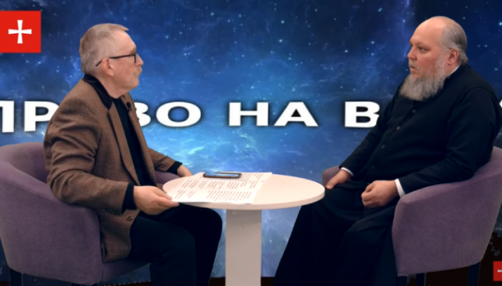 Αρχιεπίσκοπος Νικόλαος (Ποτστόβι) με τον Ιαν Τακσιούρ στο πρόγραμμα «Δικαίωμα πίστης». Φωτογραφία: στιγμιότυπο οθόνης/κανάλι YouTube «Πρώτο Κοζάκικο»