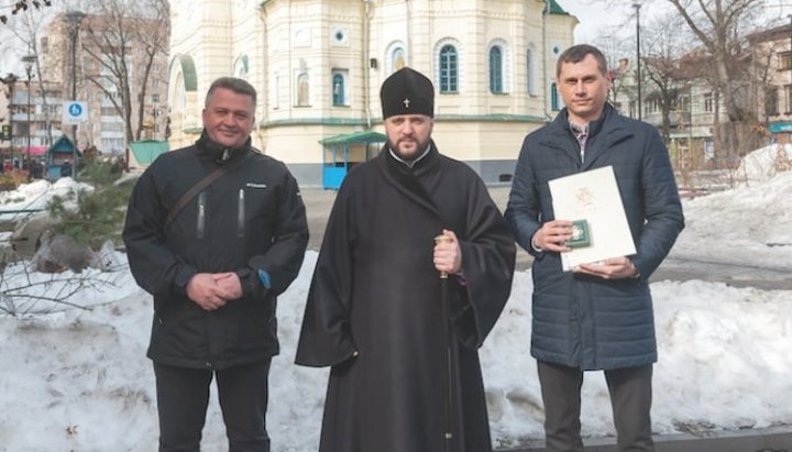 «Αρχιεπίσκοπος» OCU απένειμε στους αστυνομικούς και αξιωματούχους που βοήθησαν στις καταλήψεις ναών της UOC με εκκλησιαστικά βραβεία. Φωτογραφία: Σελίδα Facebook της Επισκοπής Ρίβνε της Ορθόδοξης Εκκλησίας της Ουκρανίας