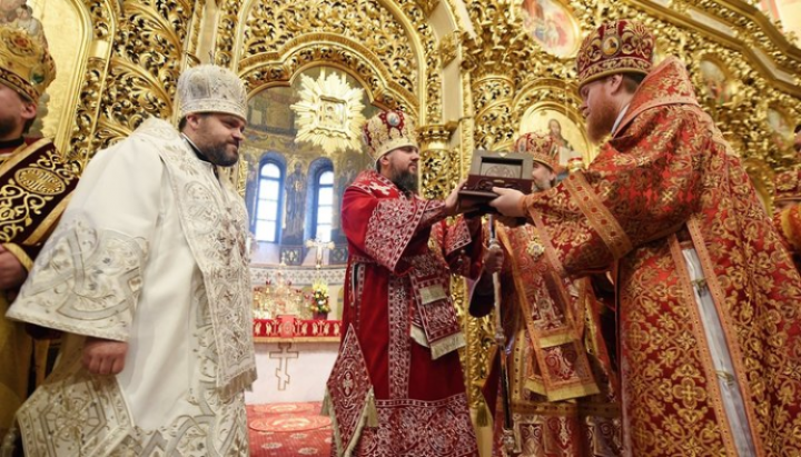 Bishop Isaiah of Sumperk (left) hands over to Epiphany Dumenko the relics of the holy Martyr Wenceslaus. Photo: pomisna.info