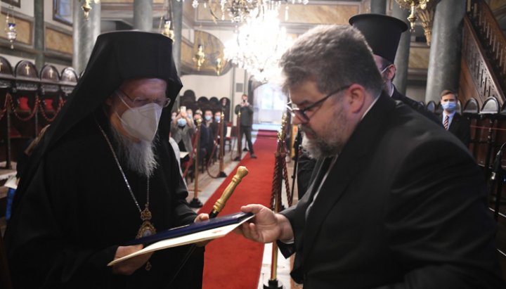 Bogdan Yaremenko presents letters to Patriarch Bartholomew. Photo: romfea.gr