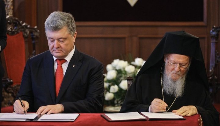 П. Порошенко и глава Фанара подписывают Соглашение о сотрудничестве, 2018 г. Фото: Facebook-страница Петра Порошенко