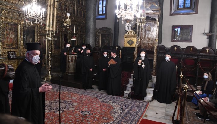 Metropolitan Emmanuel (far left) addresses the Ukrainian delegation. Photo: fanarion.blogspot.com/